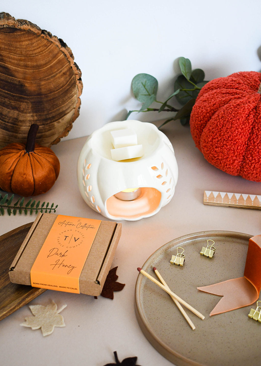 Dark Honey wax melts hand-poured in Cornwall with golden honey and tobacco fragrance